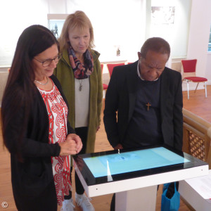Bischof Dr. Jack Urame im Museum zusammen mit der Leiterin Gerda Stollner und Bürgermeisterin Brigitte Bachmann - Oktober 2023